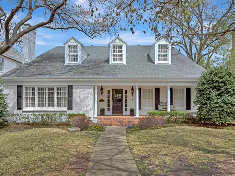 Single-story Arlington ranch with painted brick and dormers