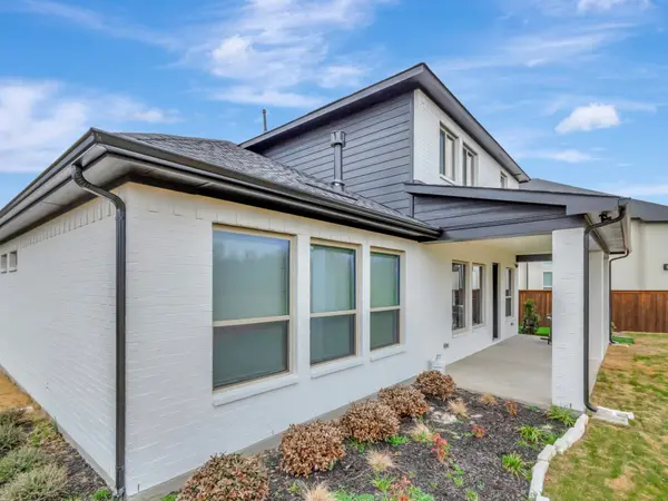 Painted white brick home in Dallas–Fort Worth