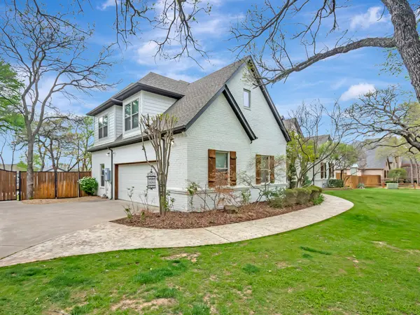 Painted white brick home in Dallas–Fort Worth