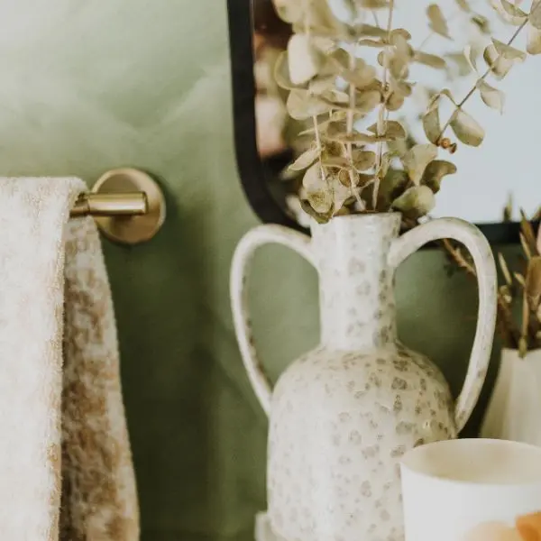 bathroom decor with green accent wall